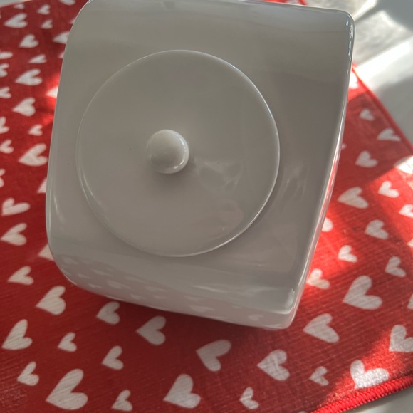 Rae Dunn XOXO cookie jar - Picture 5 of 9